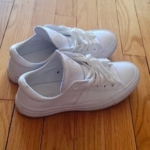 Convers white leather shoes